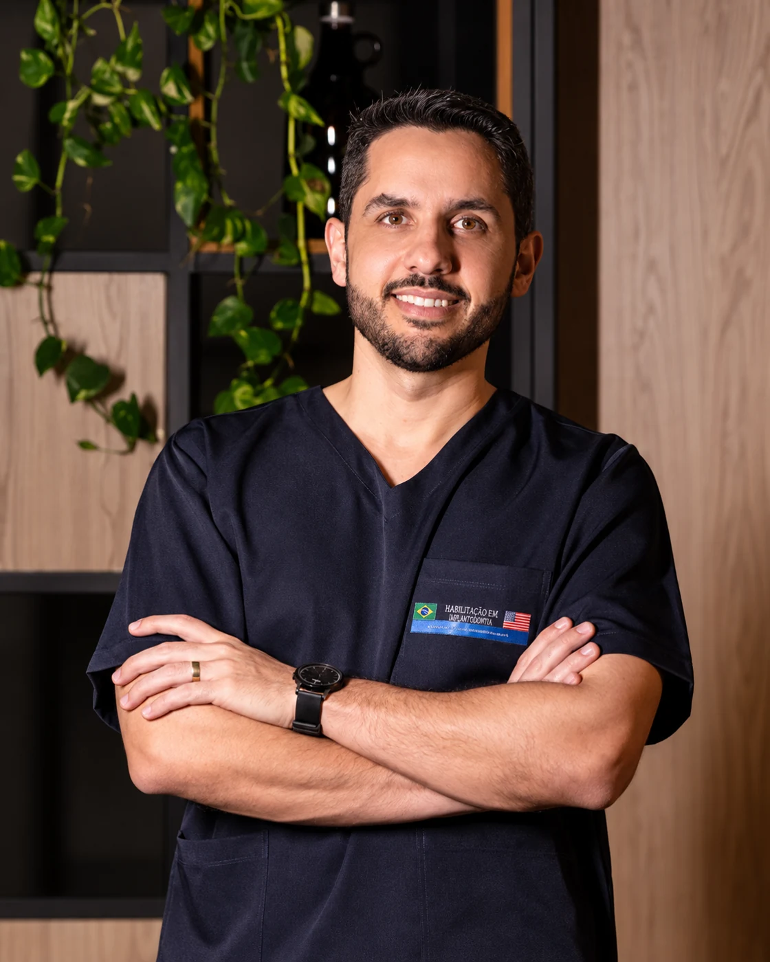 Dr. Marcus Cardoso de uniforme no consultório